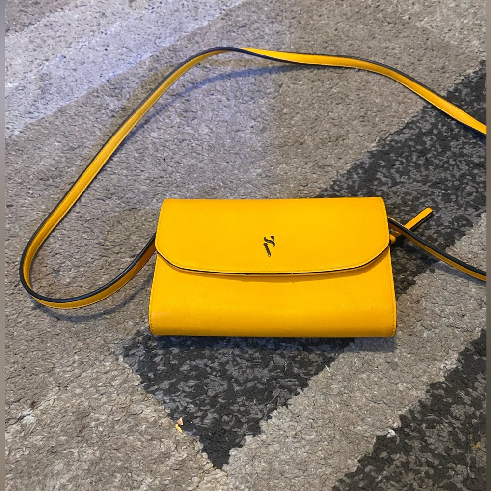Beautiful Vera Wang yellow purse!